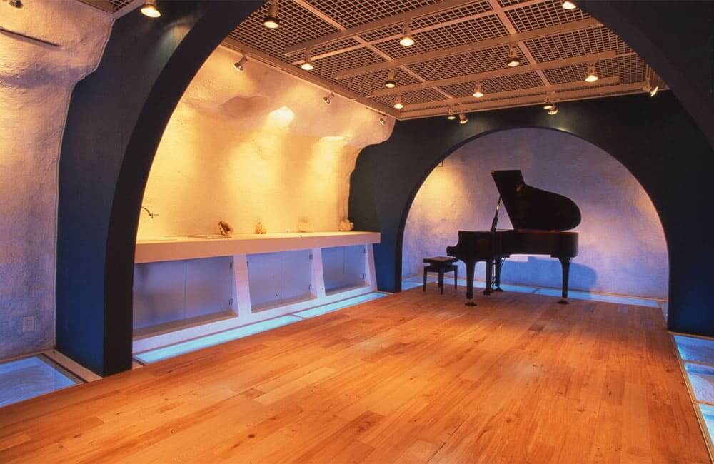 いかだをイメージした幻想的なピアノ室1