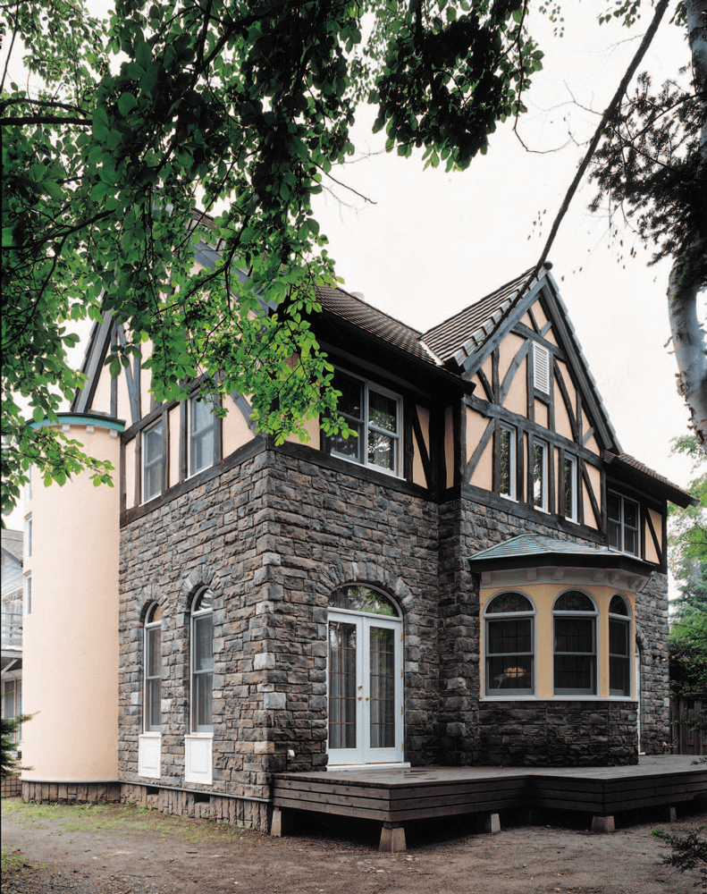 伝統的なイギリスの住宅を彷彿とさせる石造りの家