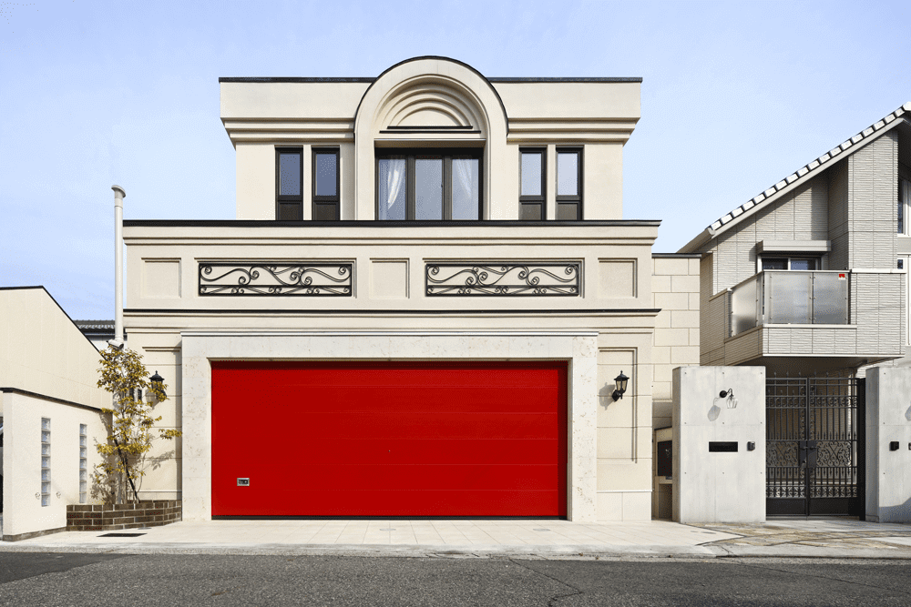 赤いガレージ扉が美しい高級注文住宅-1