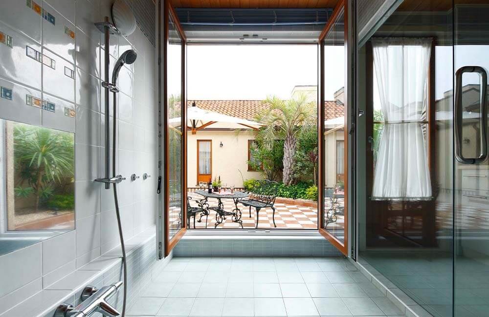 リゾート感を味わえる浴室からアクセス可能な中庭3