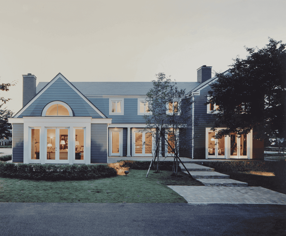 特徴的な淡いブルーの外壁が上品な別荘-1