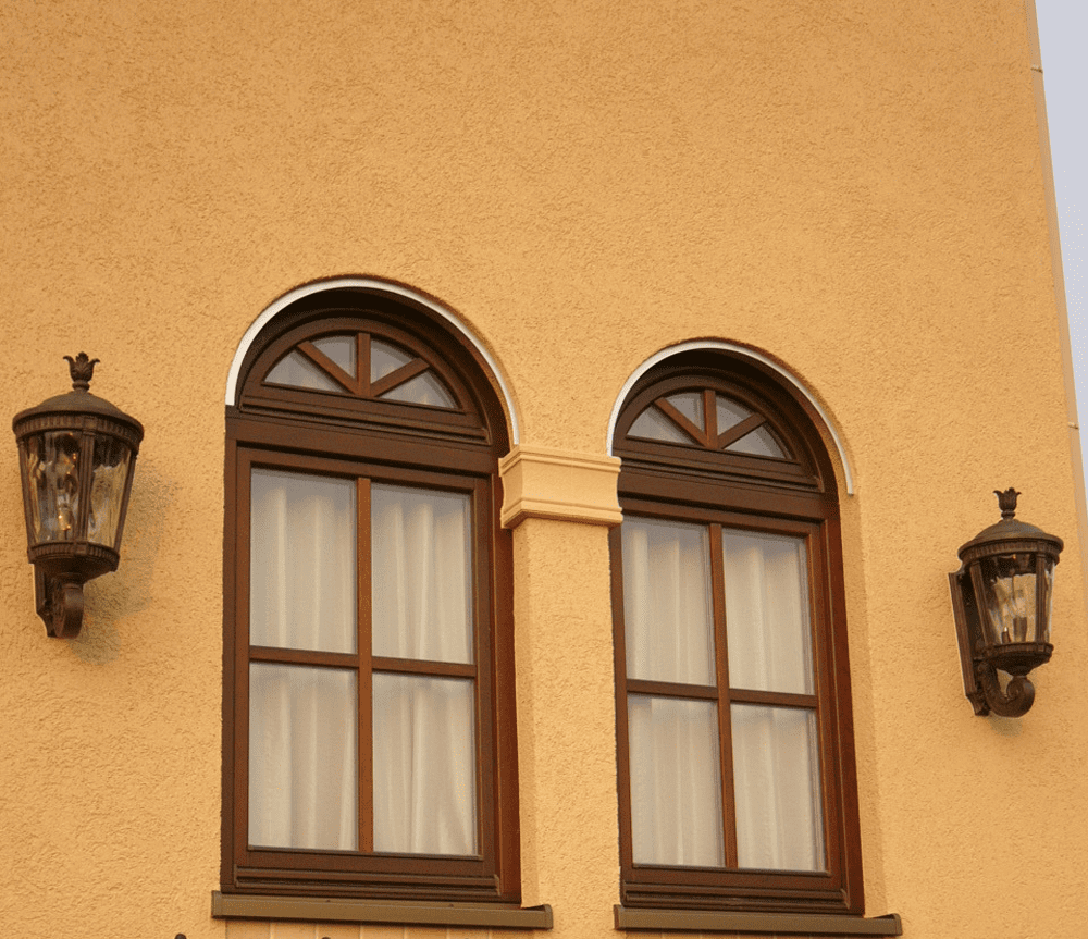 淡い色味の外壁にアーチ型の窓