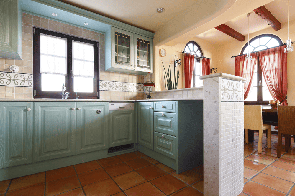 地中海リゾートの要素を取り入れたキッチン-1