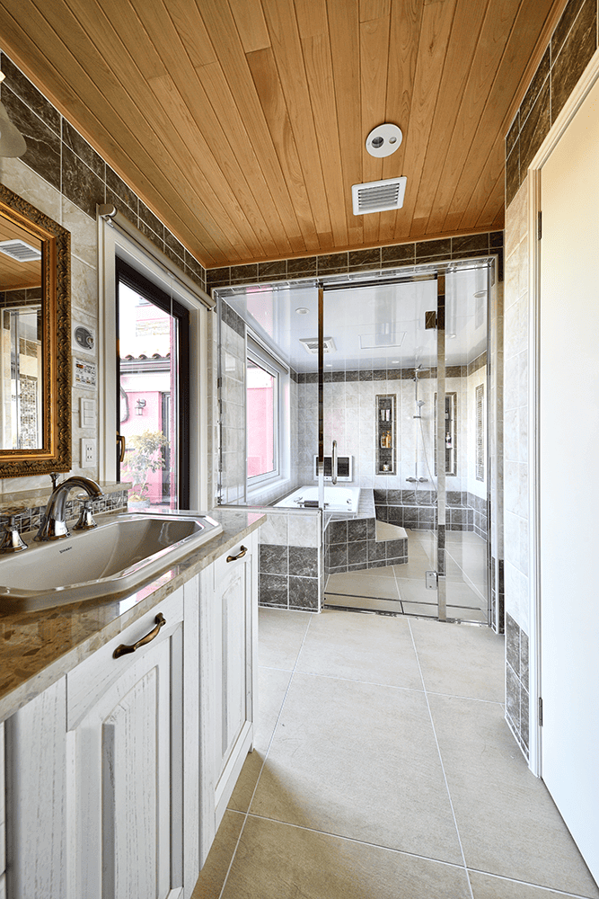 開放感と優雅さに包まれた、リゾートスタイルの洗面所