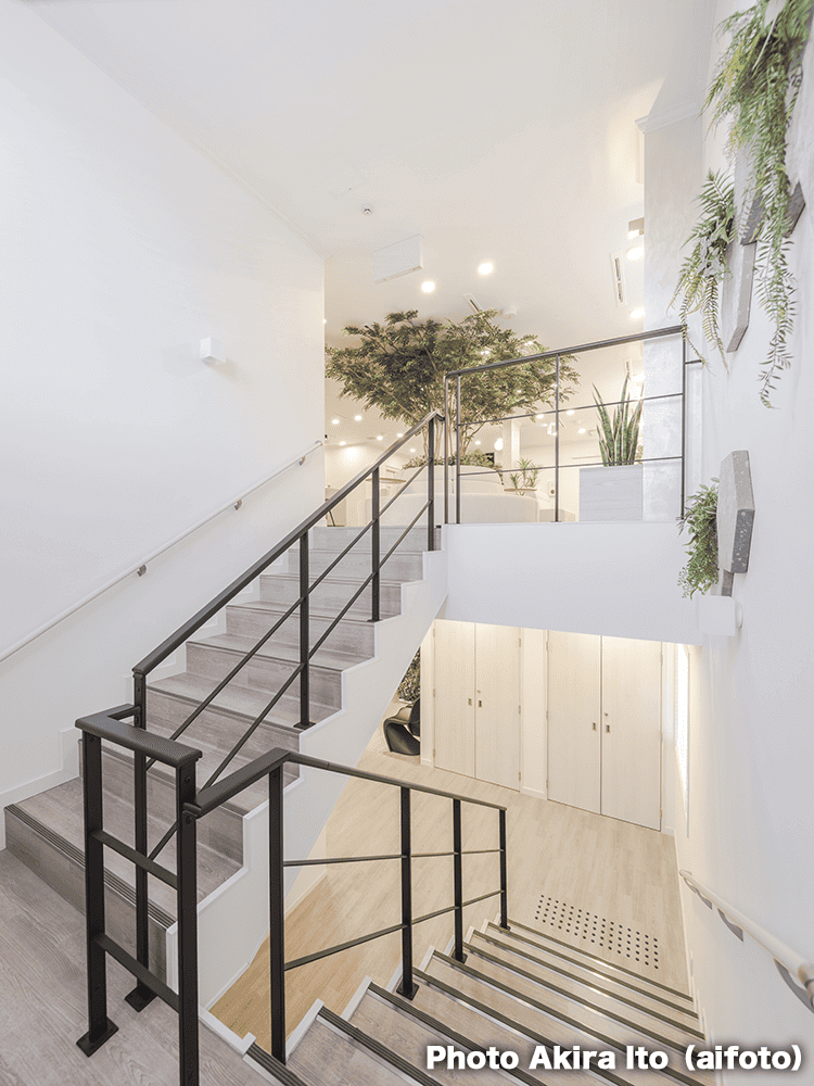 緑と木が包み込む“都会のガーデンラウンジ”のようなクリニック-2