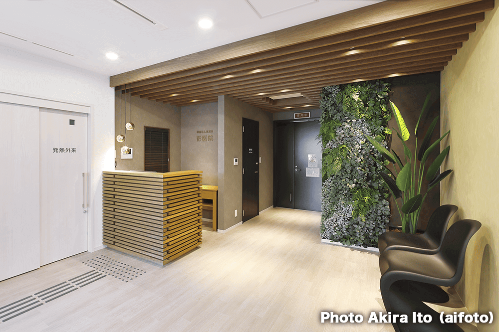 緑と木が包み込む“都会のガーデンラウンジ”のようなクリニック-3