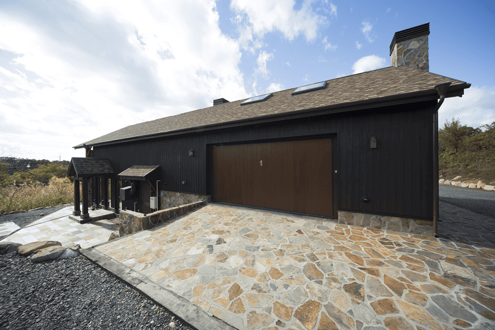 天然石と木の温もりが調和する、大人のガレージ空間-1