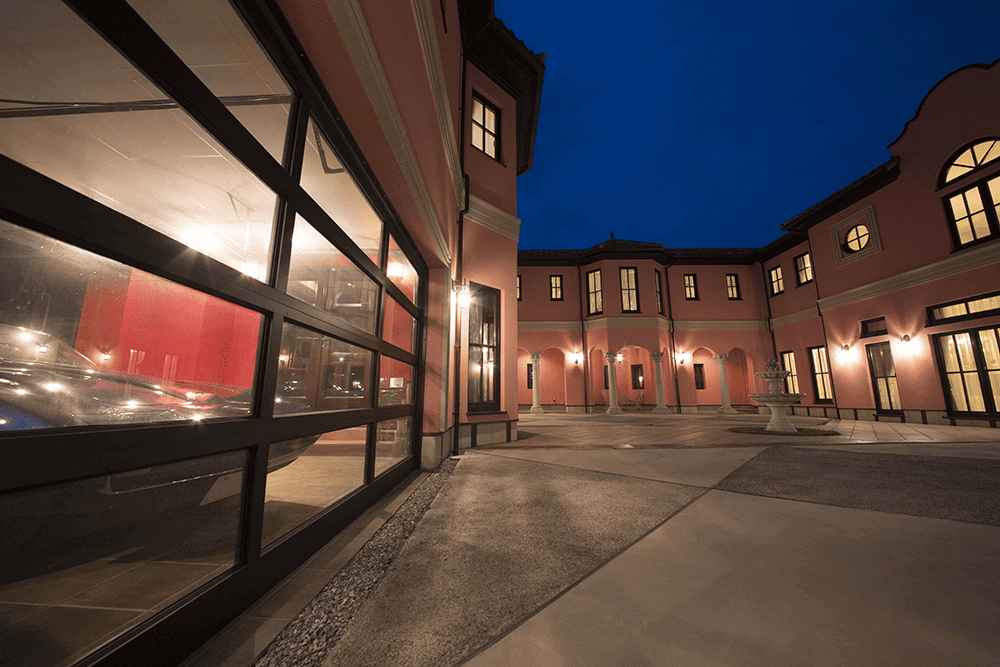 優雅さと気品が宿る、中庭一体型のガレージハウス-2