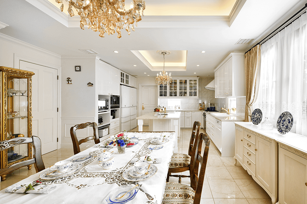 空間の中心として設えた白が美しい海外キッチン-1