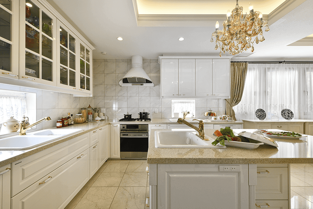 空間の中心として設えた白が美しい海外キッチン-2