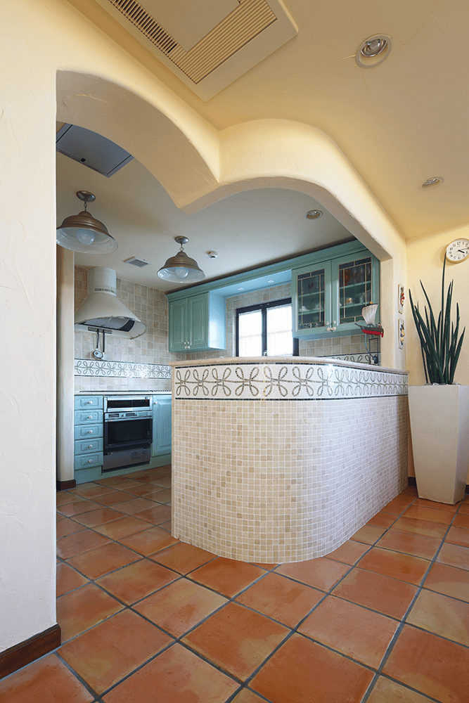 曲線とやさしい色合いが包み込む海外キッチン-2