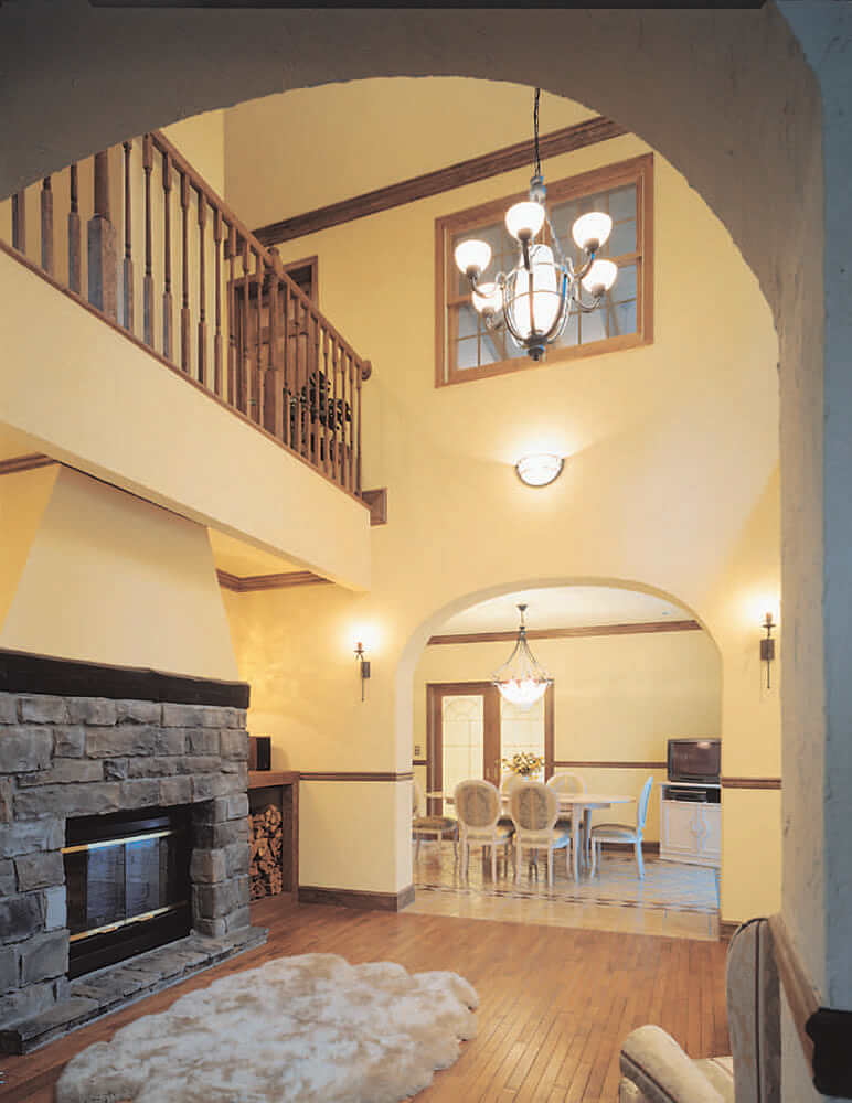 吹き抜けと暖炉の温もりに包まれるクラシカルな英国風別荘-1