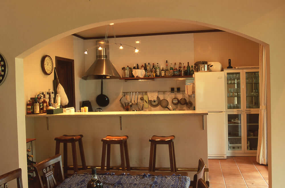 重厚な梁の吹き抜けと暖炉が魅力の本格チューダー様式別荘-1