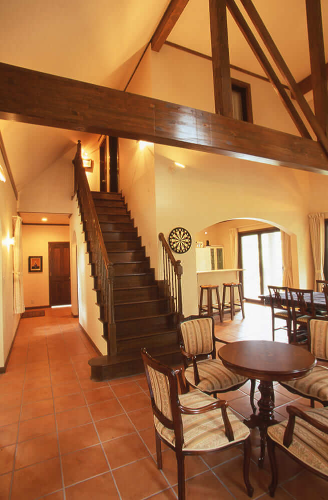 重厚な梁の吹き抜けと暖炉が魅力の本格チューダー様式別荘-2