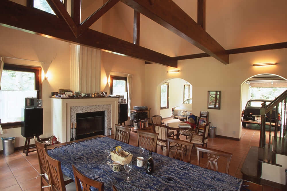 重厚な梁の吹き抜けと暖炉が魅力の本格チューダー様式別荘-3