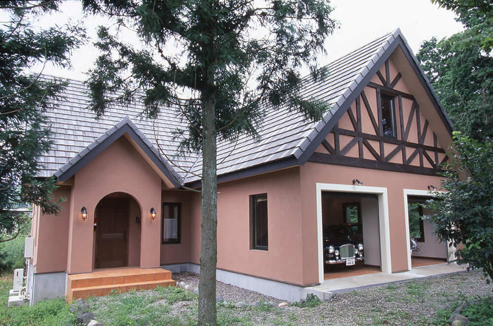 重厚な梁の吹き抜けと暖炉が魅力の本格チューダー様式別荘-4