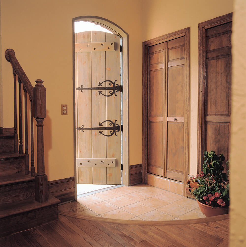 アイアンワークと石張りの重厚感が調和する英国伝統スタイルの別荘-1