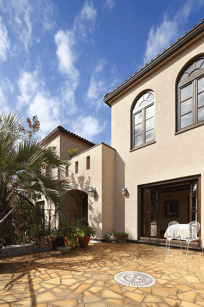 南国風の中庭と大開口窓が特徴の注文住宅-1