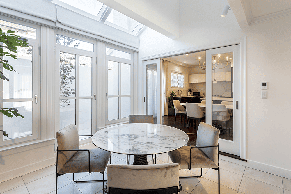 白いコンサバトリーが印象的な明るい注文住宅-1