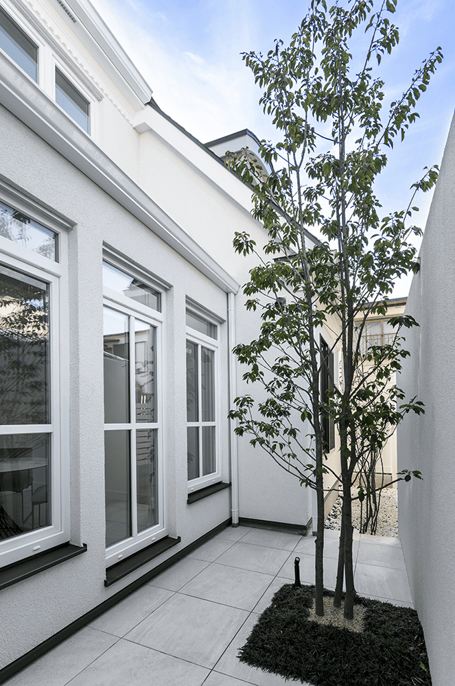 白いコンサバトリーが印象的な明るい注文住宅-2