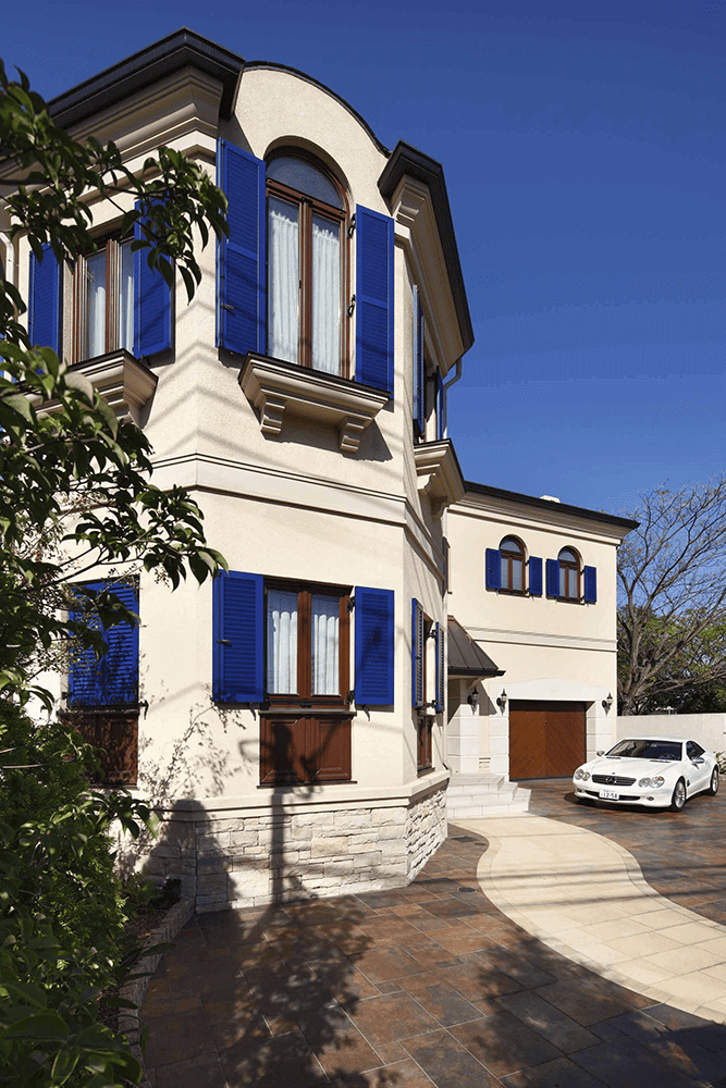 青い雨戸とアーチ窓が映えるヨーロッパ風注文住宅-1