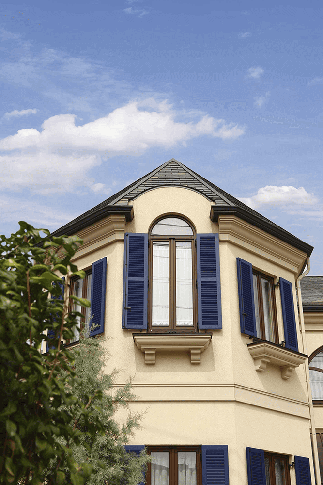 青い雨戸とアーチ窓が映えるヨーロッパ風注文住宅-2