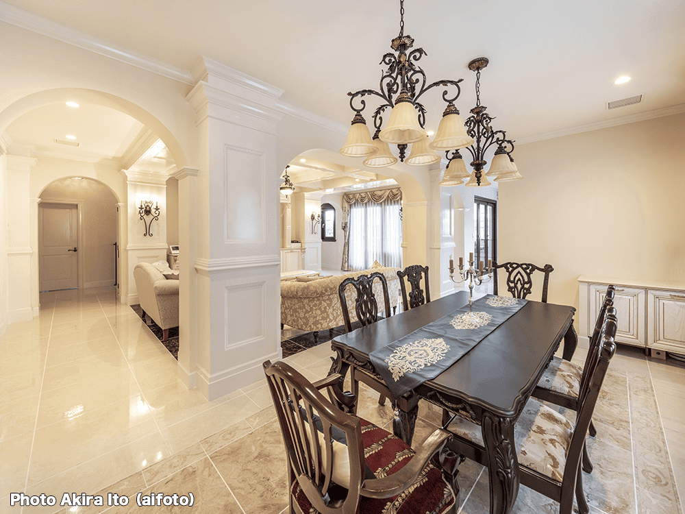 格子天井と大理石が織りなすクラシカルなヨーロッパ空間-2