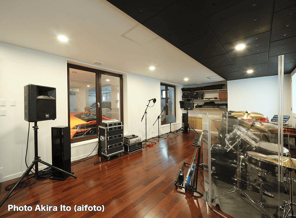 愛車を眺めながら演奏できる、機能美を極めた本格スタジオ-1