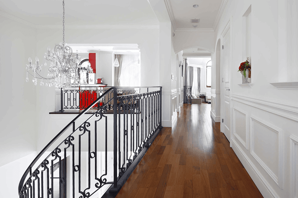 多角形の吹き抜けとヘリンボーン貼りが織りなす格調高いリビング-1