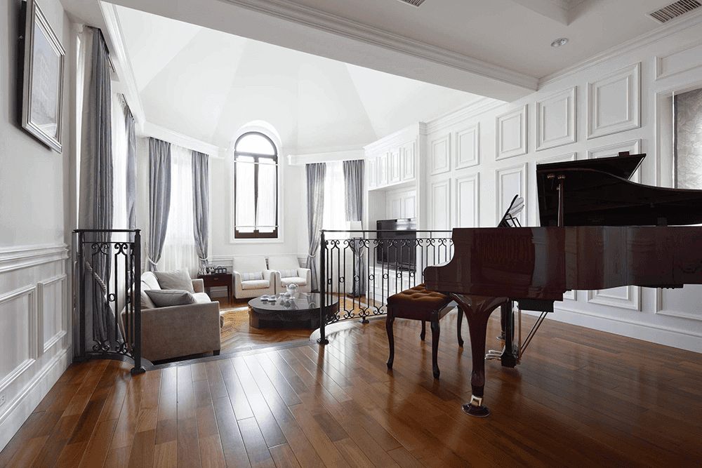 多角形の吹き抜けとヘリンボーン貼りが織りなす格調高いリビング-2