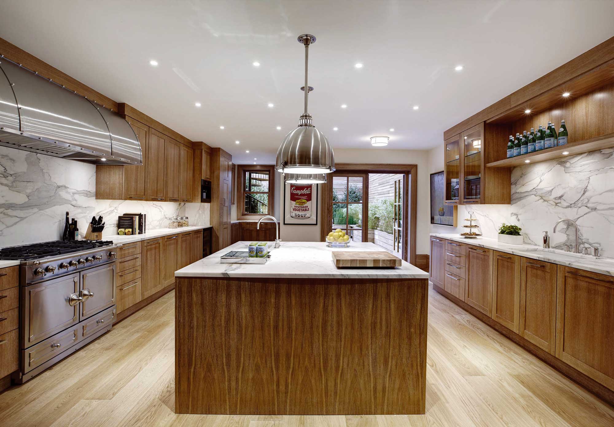 木と大理石が奏でる、しっとりと優雅なラグジュアリーキッチン