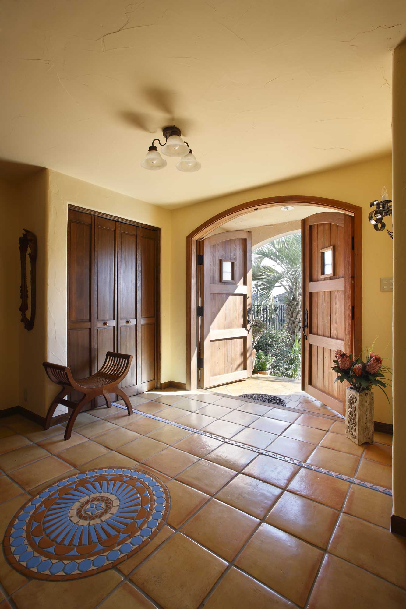 昼と夜で表情を変える、上質で温かなエントランス