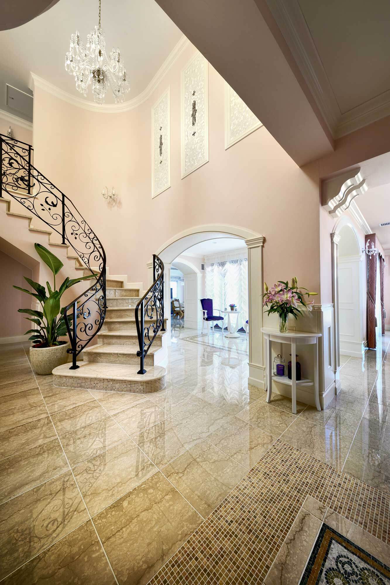 彩りと曲線が織りなす、華やぎに満ちた階段空間