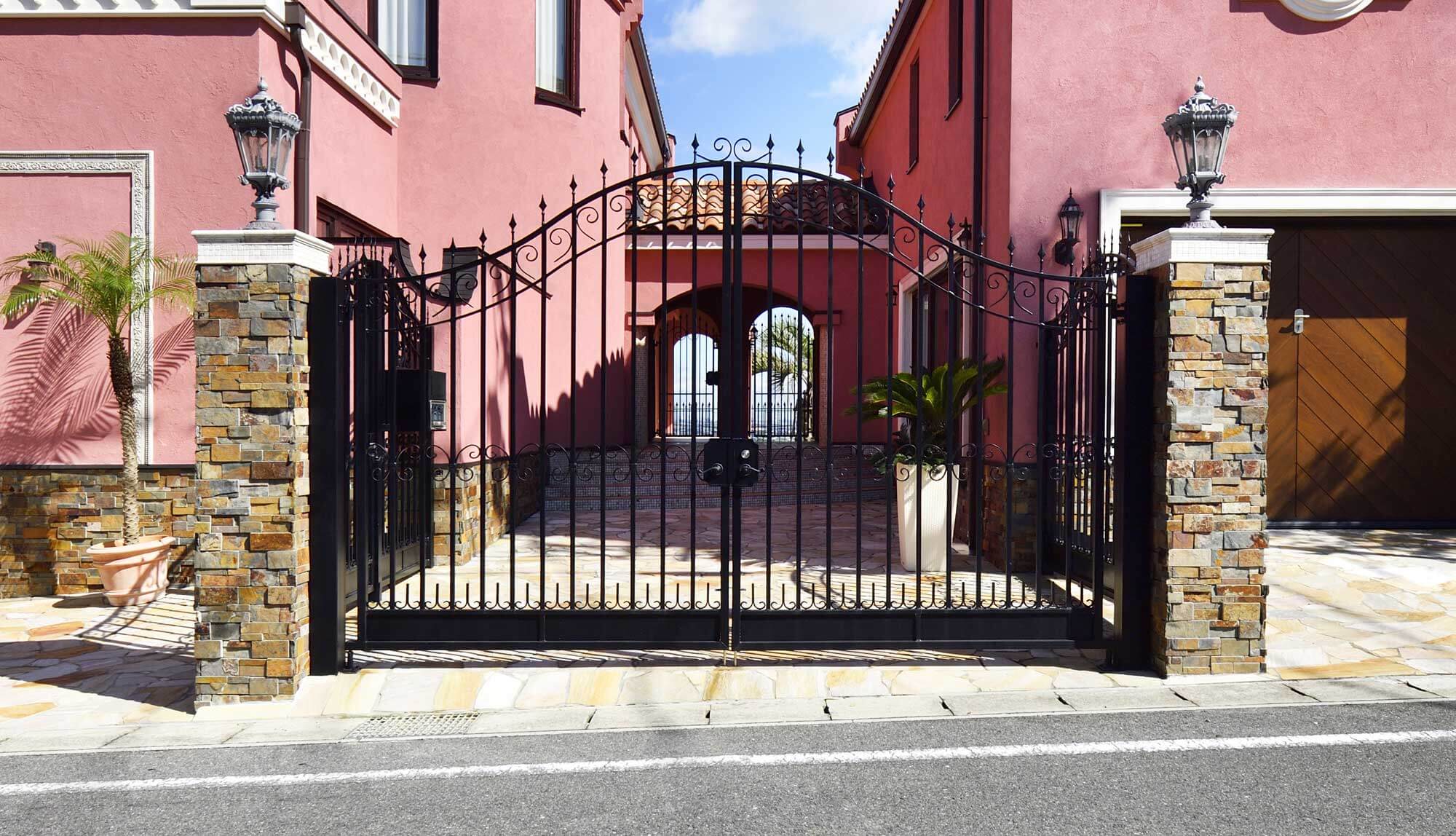 鮮やかな色彩とフォルムが迎える、華やぎに満ちたエントランス