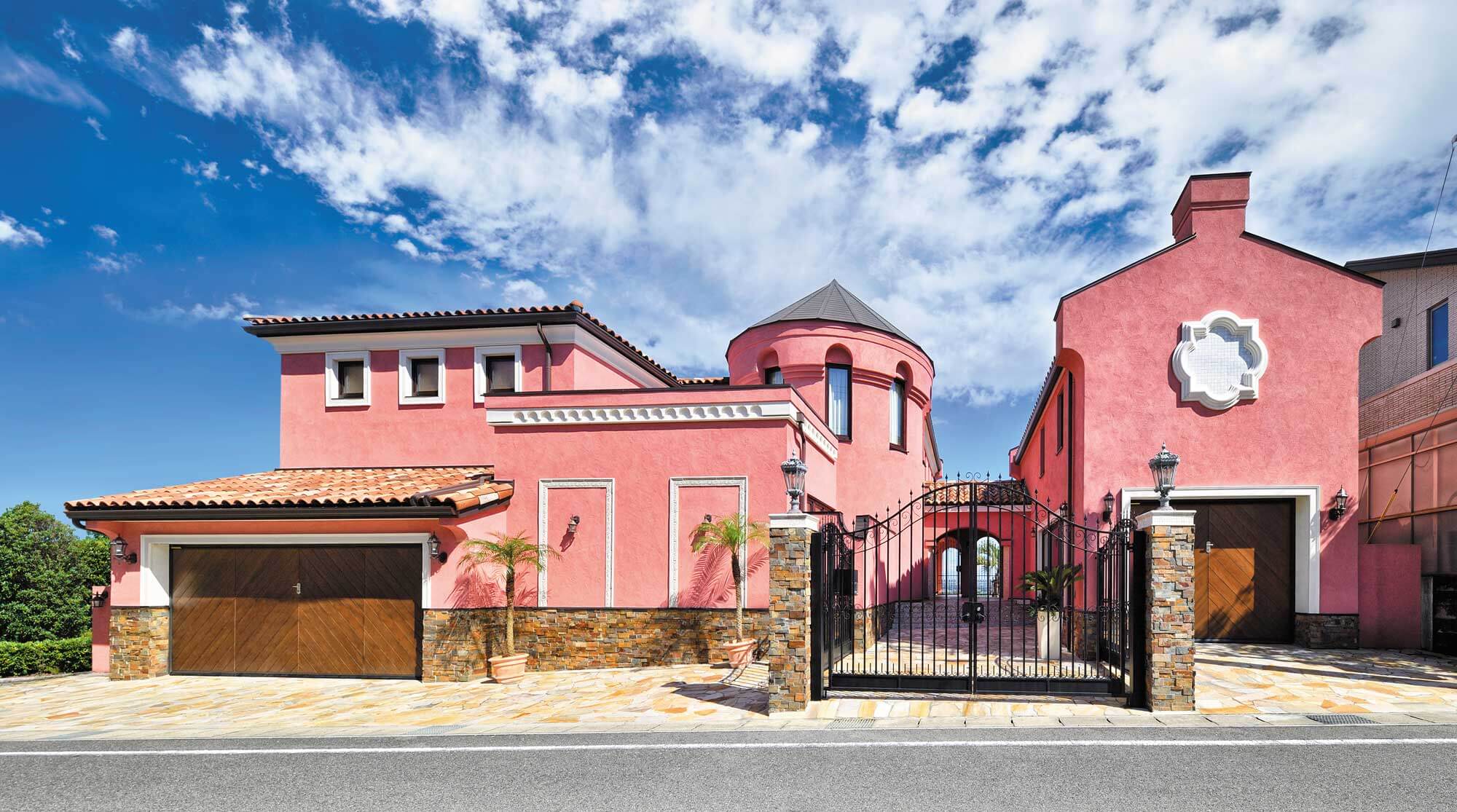 色彩と塔が描くイタリアン・ファサード