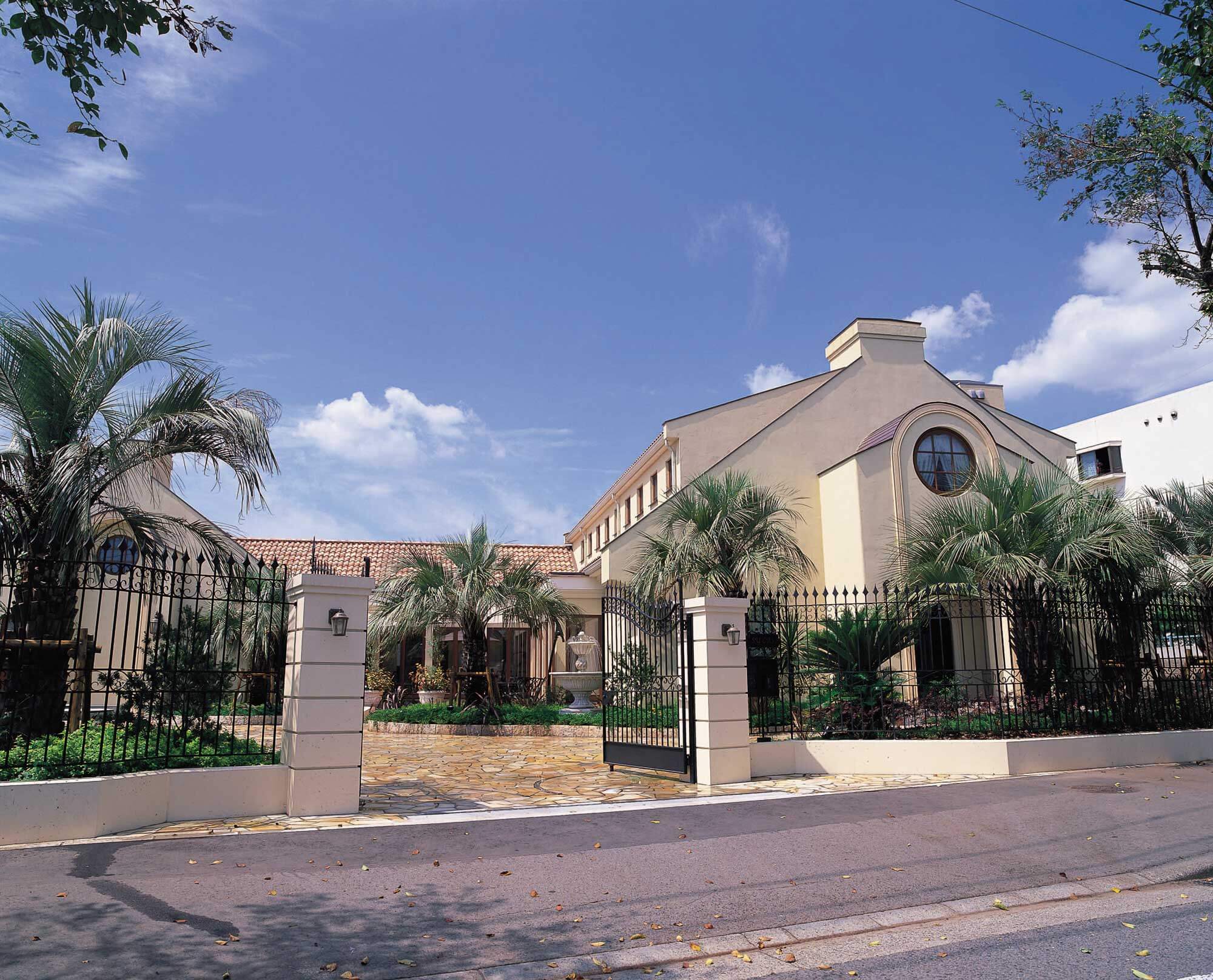 祝祭の軸線を導くアーチ