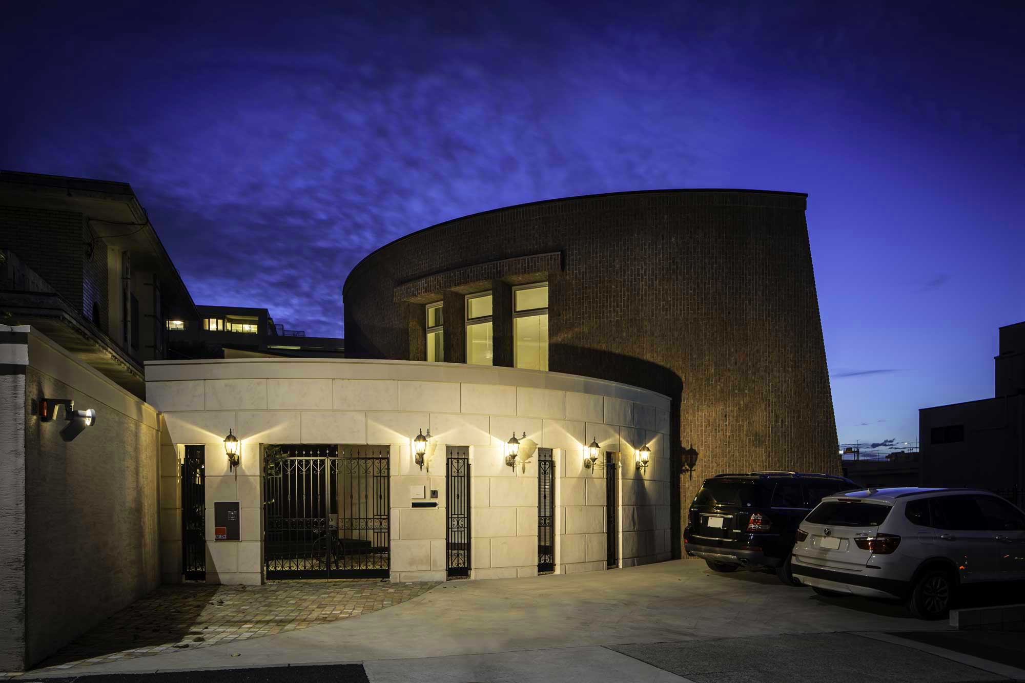 曲線と直線がつくる象徴性