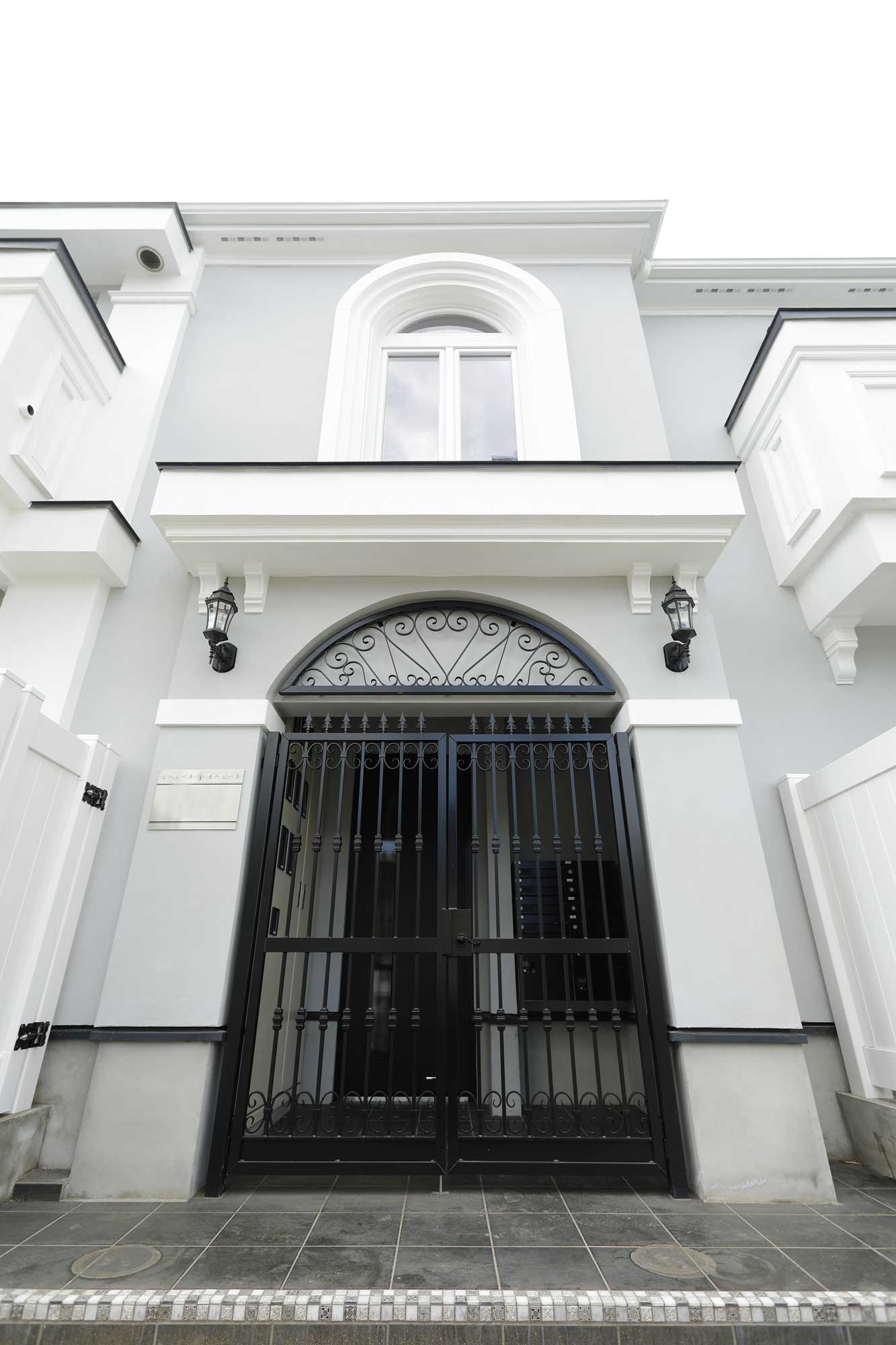 上質な佇まいが迎える、端正なエントランスデザイン