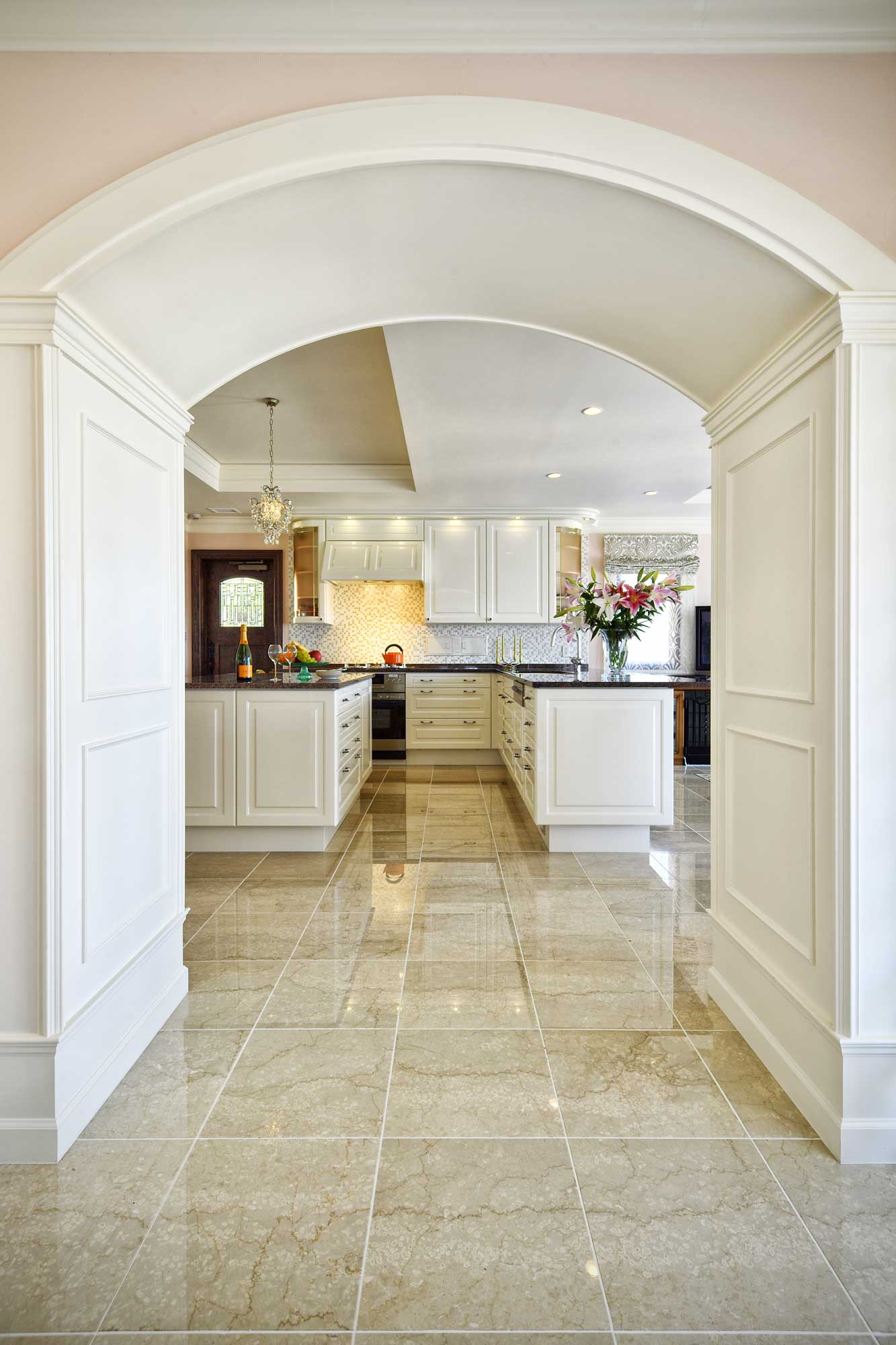 アーチと素材が紡ぐダイニング・キッチン