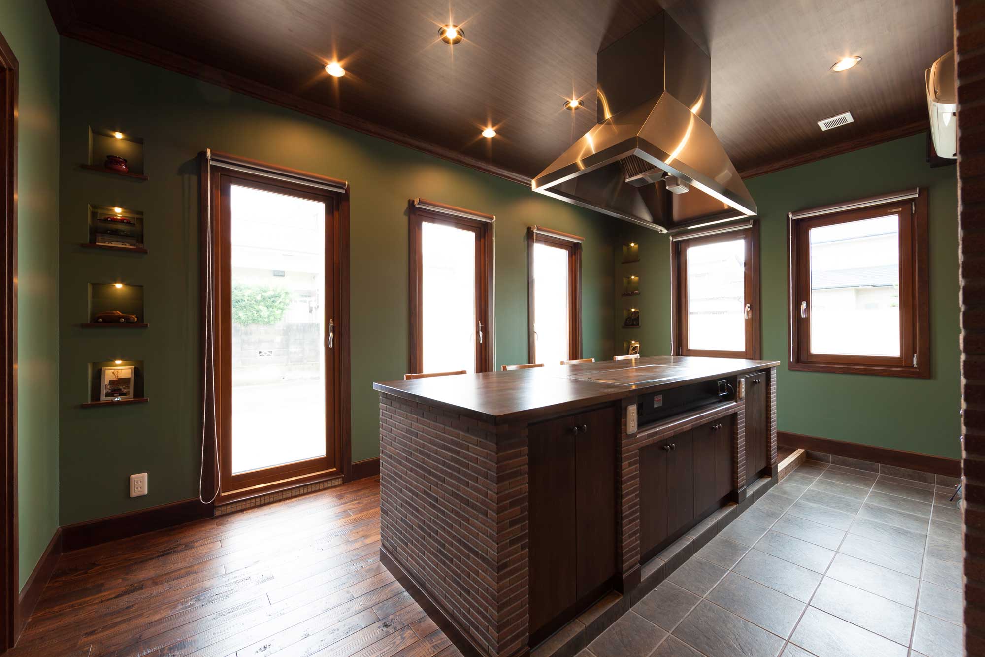 レンガと深い緑が響き合う上質ブルックリンスタイル