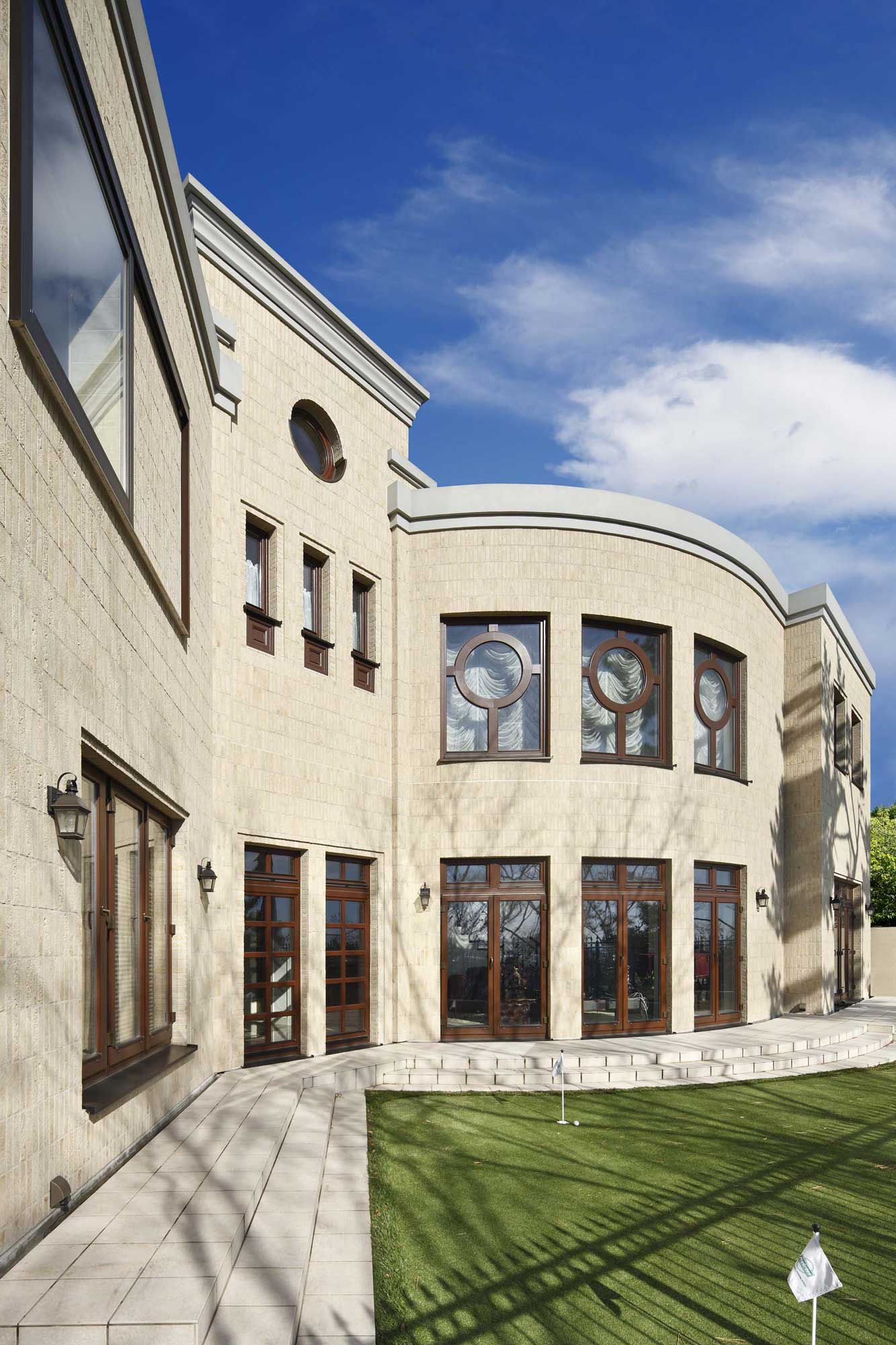 曲線がつくる彫刻的ファサード