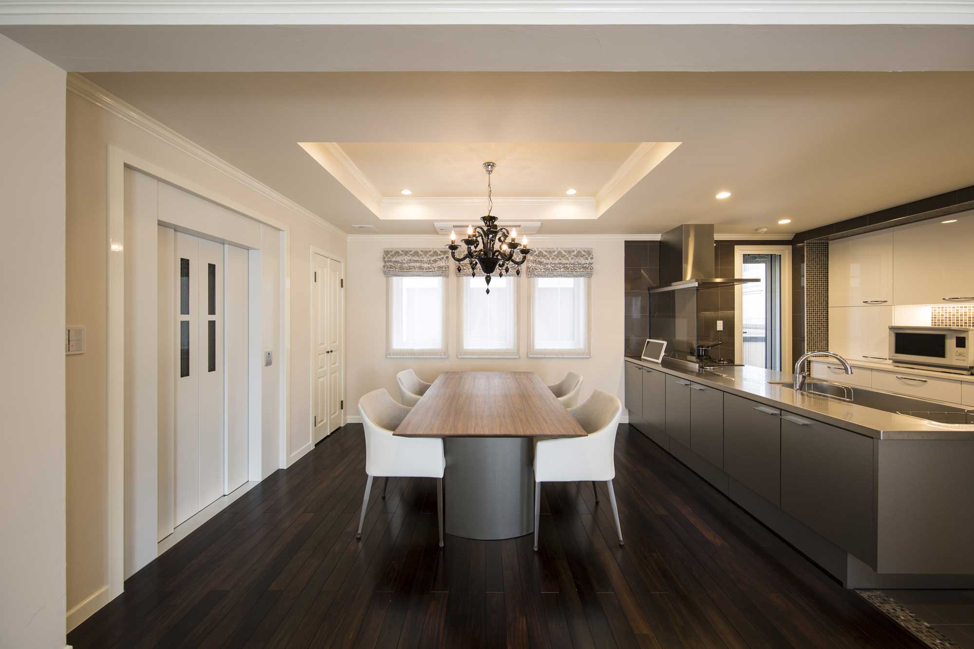 直線と素材が描くモダンなダイニング・キッチン