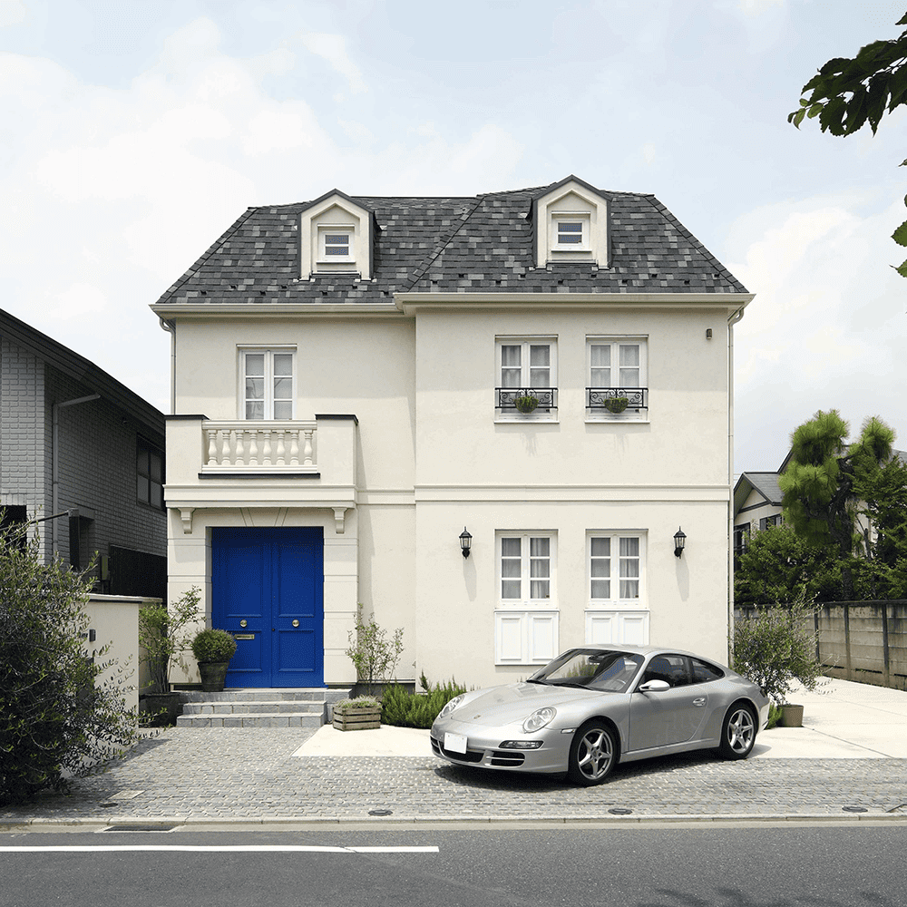 青い玄関扉が映える、フレンチスタイルの邸宅-1