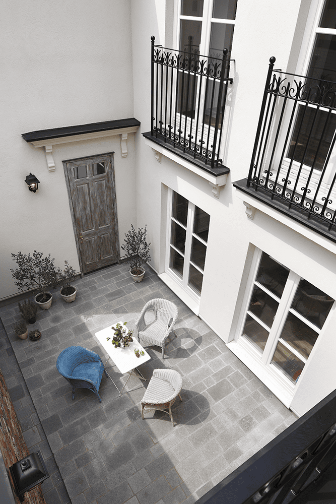 青い玄関扉が映える、フレンチスタイルの邸宅-2