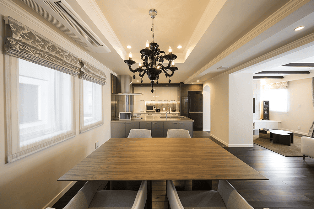 モダンと欧州が融合した、洗練されたモノトーンの邸宅-1