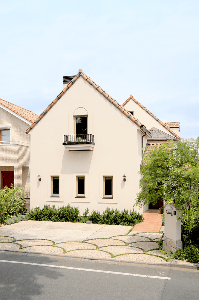 自然素材と調和するレンガ調の薪暖炉-1