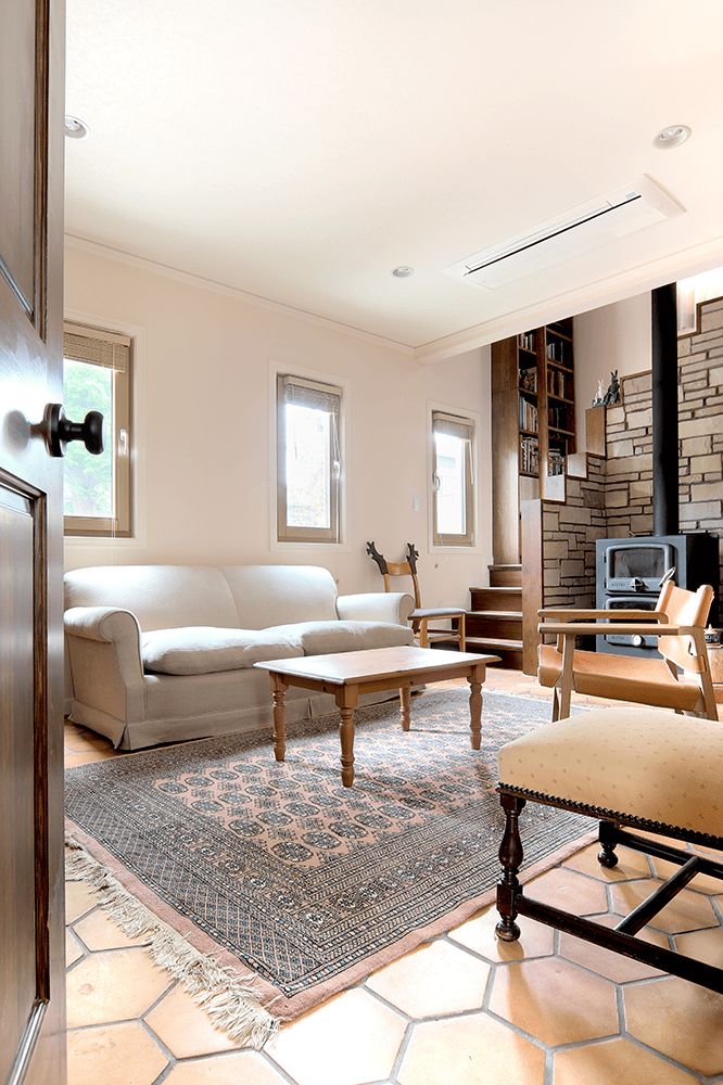 自然素材と調和するレンガ調の薪暖炉-2