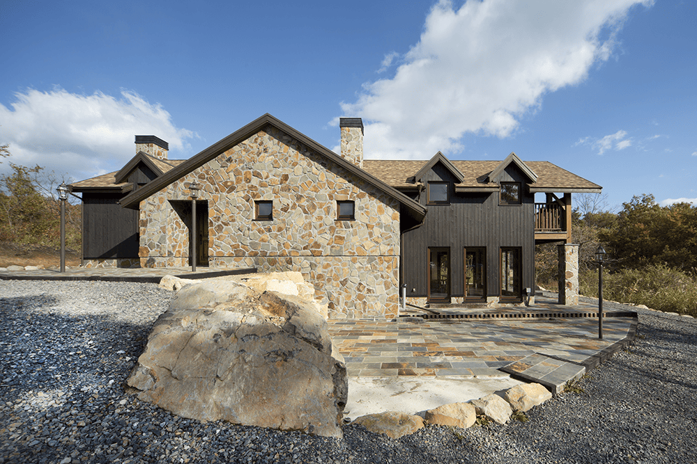 重厚感と非日常を演出するレンガ調の薪暖炉-1