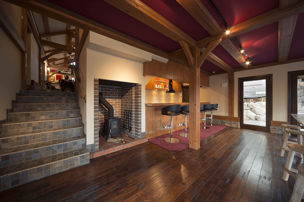 重厚感と非日常を演出するレンガ調の薪暖炉-2