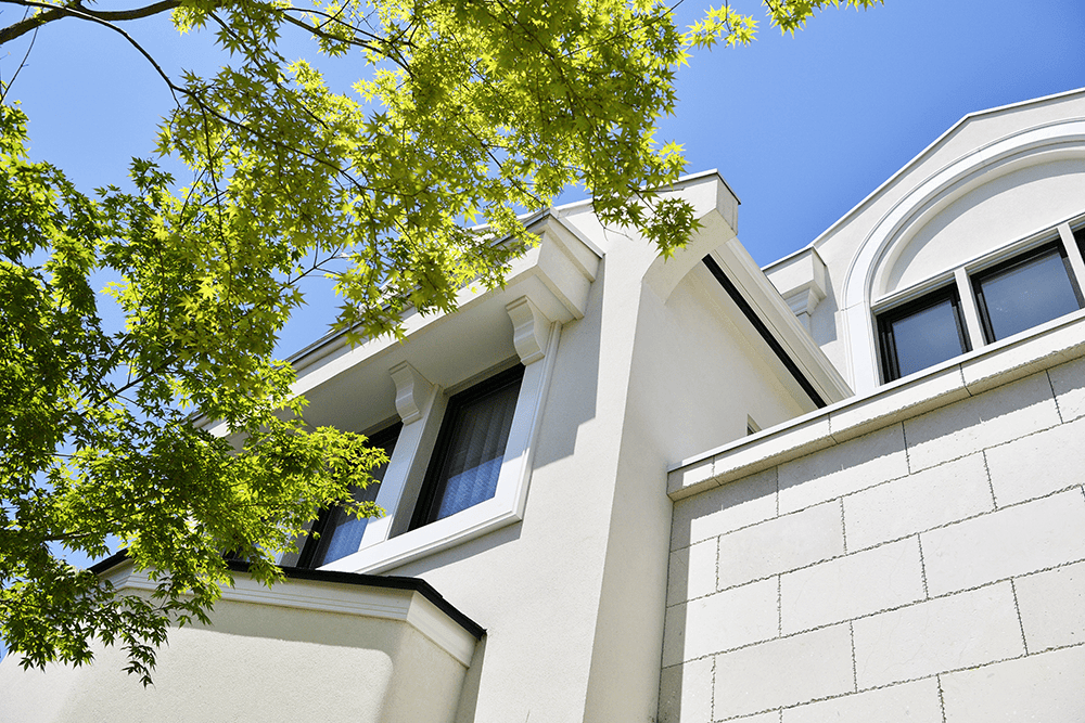 赤いアクセントが洗練さを際立たせる外観の白い家-2